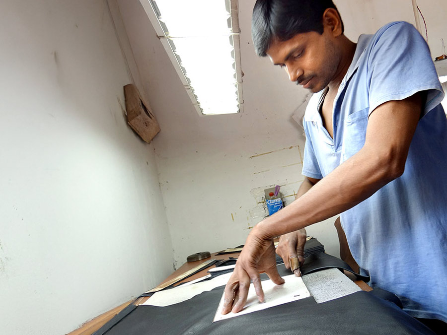 Fair Trade Ledertaschen aus Indien: Indiwieduella Wechselklappen Taschen von Artisan Well - CONTIGO Fairtrade Shop