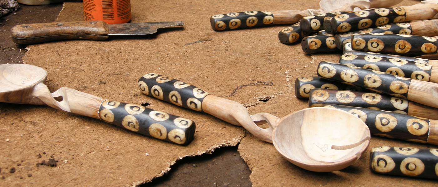 Fair Trade Holzwaren aus Kenia: Schalen und Salatbestecke aus gebatikten Knochen und Olivenholz von Asango - CONTIGO Fairtrade Shop