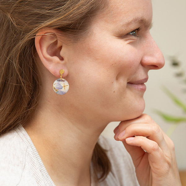 Ohrringe rund BLÜTEN flieder, vergoldet / CONTIGO Fairtrade Onlineshop