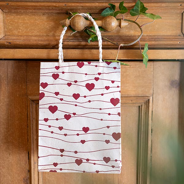 Geschenktüte S HERZCHEN, natur-beere, Loktapapier / CONTIGO Fairtrade Onlineshop