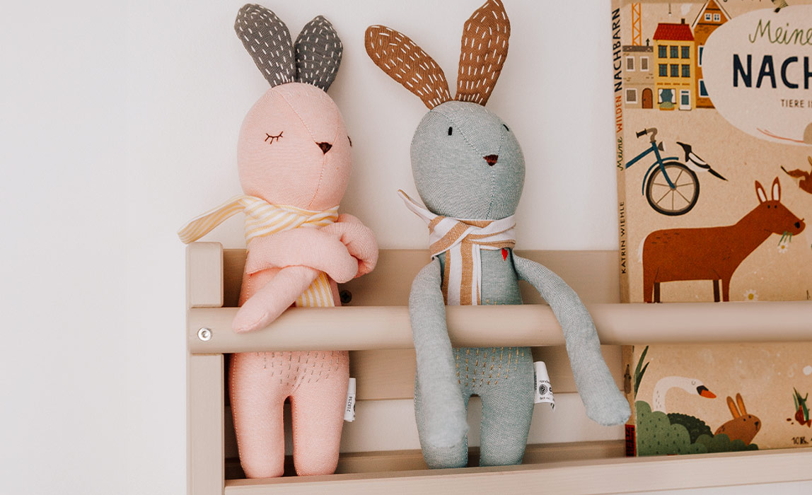 Nachhaltige Ostergeschenke für Kinder und Familie kaufen: Fair Trade Stoffhase und kleine Ostergeschenke für das Osternest von CONTIGO Fairtrade Shop