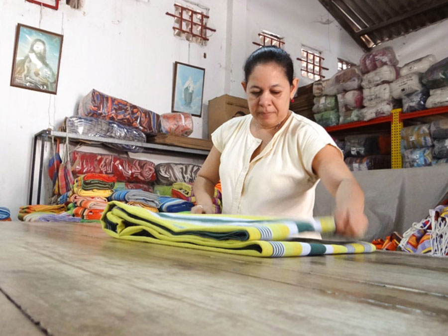 Fair Trade Hängematten und Sessel aus Kolumbien Fair Trade Hängematten aus Kolumbien: Bunte Hängesessel von Comval - CONTIGO Fairtrade Shop