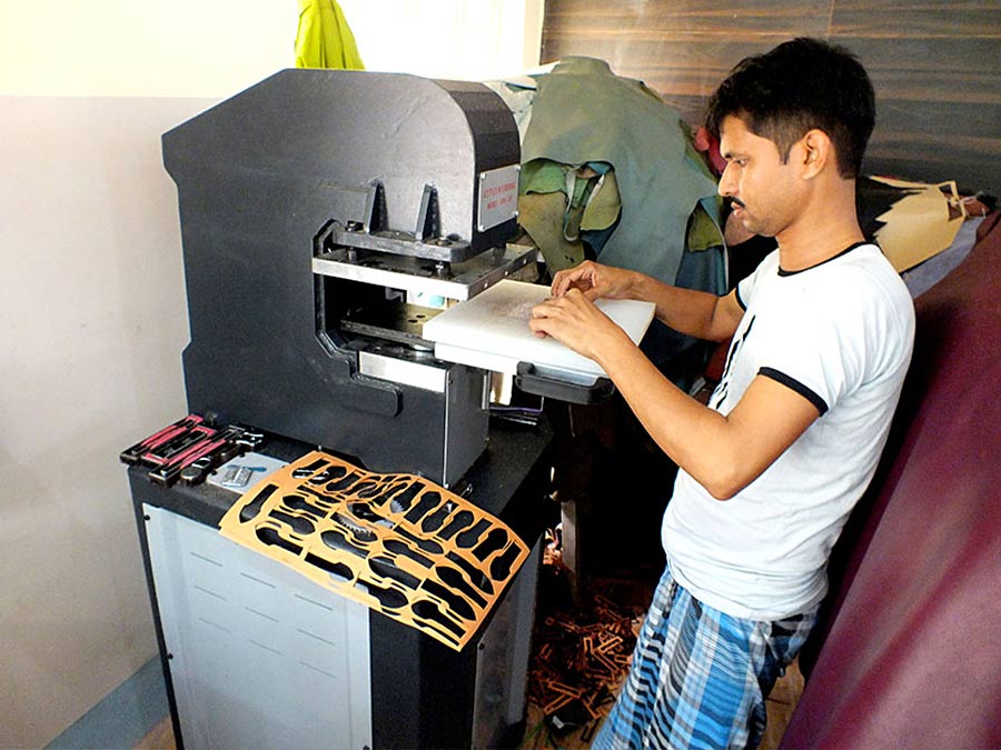 Fair Trade Ledertaschen aus Indien: Indiwieduella Wechselklappen Taschen von Artisan Well - CONTIGO Fairtrade Shop