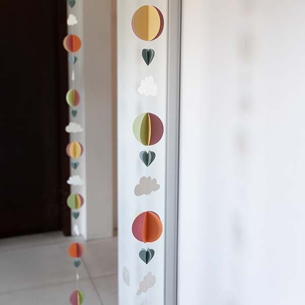 Girlande Heißluftballons 3D 220cm, bunt-weiß, Papier / CONTIGO Fairtrade Onlineshop