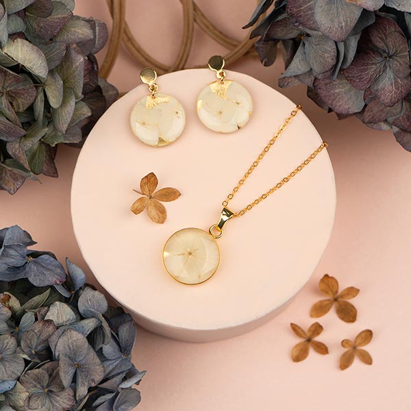 Ohrringe rund BLÜTEN weiß-natur, vergoldet / CONTIGO Fairtrade Onlineshop