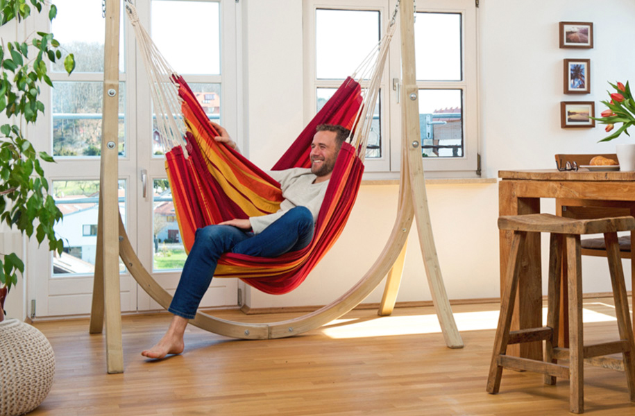 Fair Trade Hängesessel und Hängematte mit Gestell kaufen: Nachhaltige Hängemöbel mit Zubehör und passenden Kissenhüllen von CONTIGO Fairtrade Shop