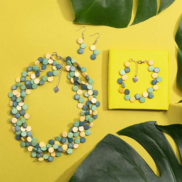 Halskette Puntos dreireihig, grün-gelb, Kokosnuss / CONTIGO Fairtrade Onlineshop