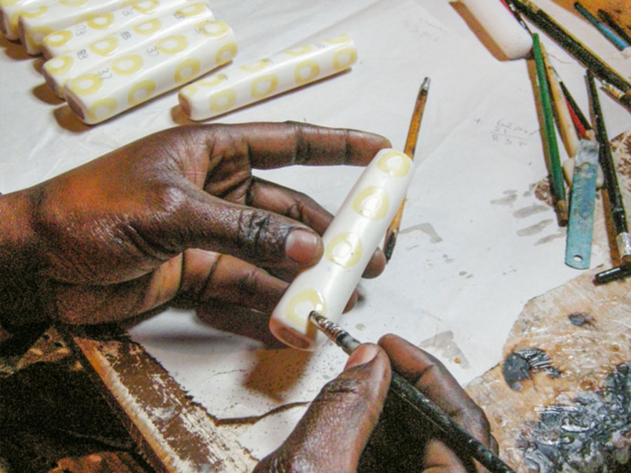Fair Trade Holzwaren aus Kenia: Schalen und Salatbestecke aus gebatikten Knochen und Olivenholz von Asango - CONTIGO Fairtrade Shop