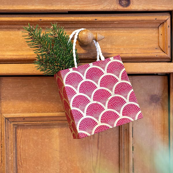 Geschenktüte XS JAKOBSMUSCHEL, beere-gold, Loktapapier / CONTIGO Fairtrade Onlineshop