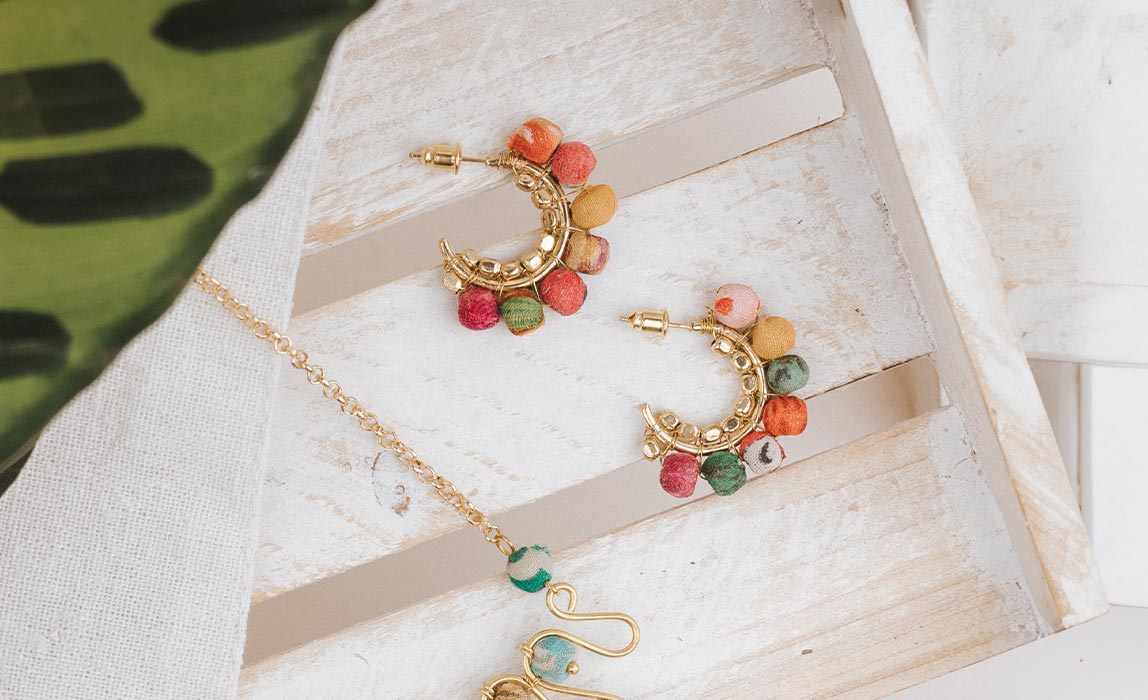 Fair Trade Modeschmuck aus recyceltem Saristoff kaufen: Bunte Upcycling Perlenohrringe, nachhaltig und handgefertigt von CONTIGO Fairtrade Shop 