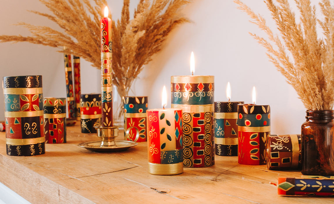 Nachhaltige Weihnachtskerzen, handbemalte Kapula-Kerzen aus Südafrika kaufen: Fair Trade Kerzen und festliche Dekoration von CONTIGO Fairtrade Shop