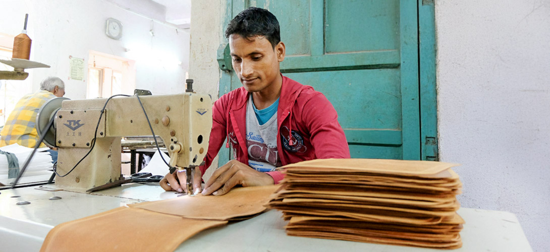 Hochwertige Fair Trade Lederwaren kaufen: Nachhaltige Fair Fashion Accessoires von CONTIGO Fairtrade Shop 