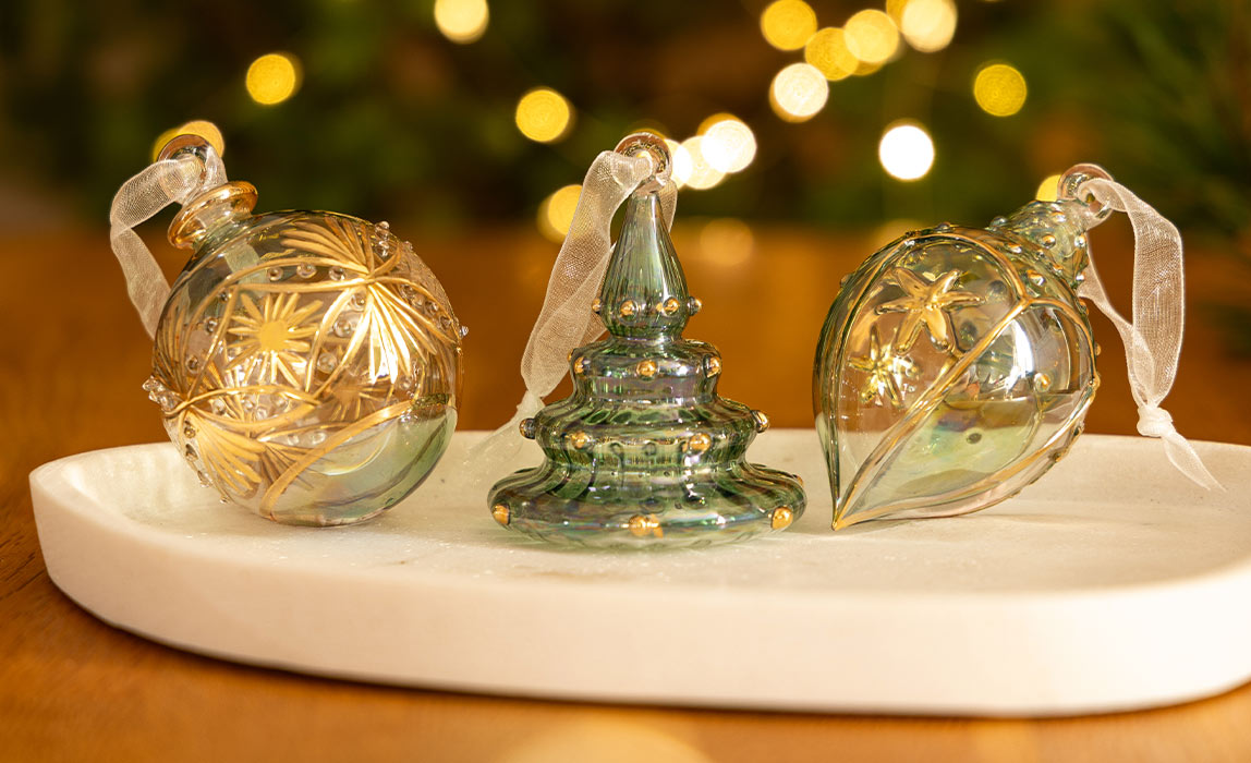 Fair Trade Baumschmuck und Perlendekoration für Weihnachten kaufen: handgefertigte Weihnachtssterne, Christbaumkugeln aus Fairem Handel von CONTIGO Fairtrade Shop