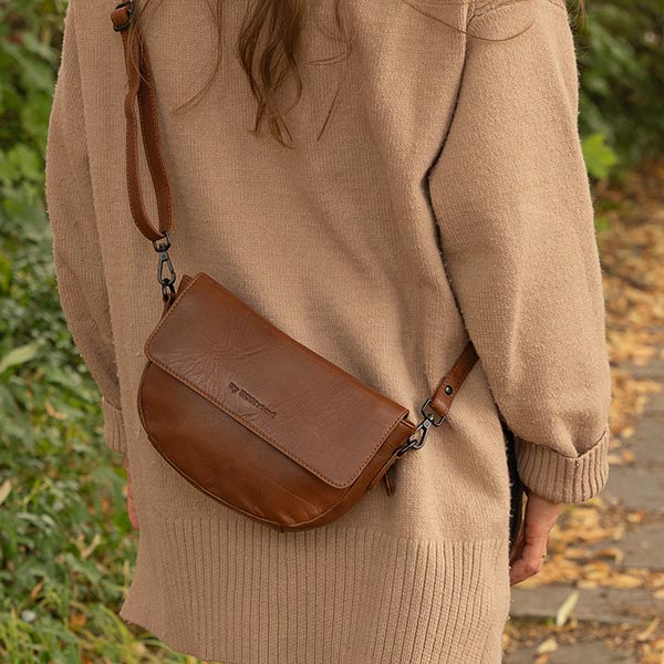 Kleine Damentasche SPORTY chestnut, Ziegenleder / CONTIGO Fairtrade Onlineshop