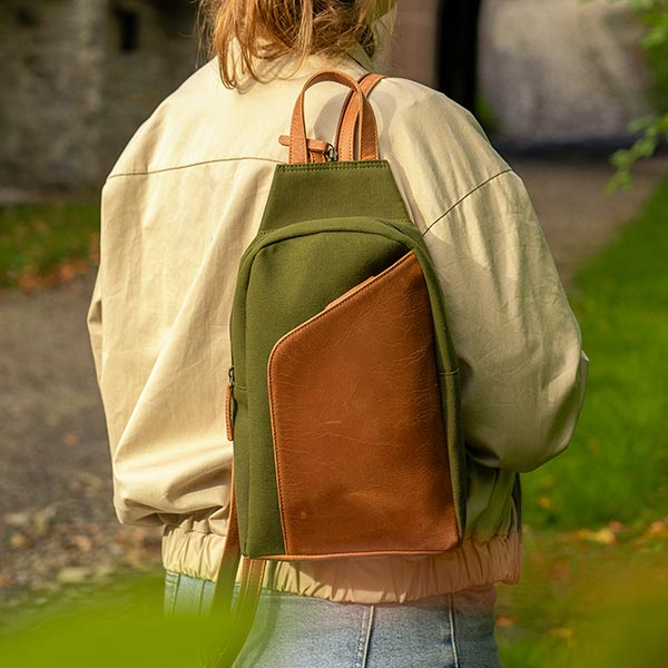 Crossbody Bag waldgrün, Leder mit Bio-Baumwollcanvas / CONTIGO Fairtrade Onlineshop