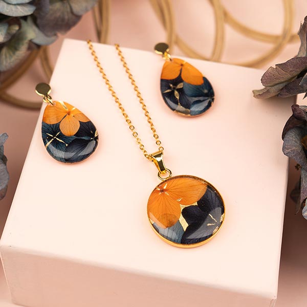 Ohrringe Drop BLÜTEN schwarz-orange, vergoldet / CONTIGO Fairtrade Onlineshop