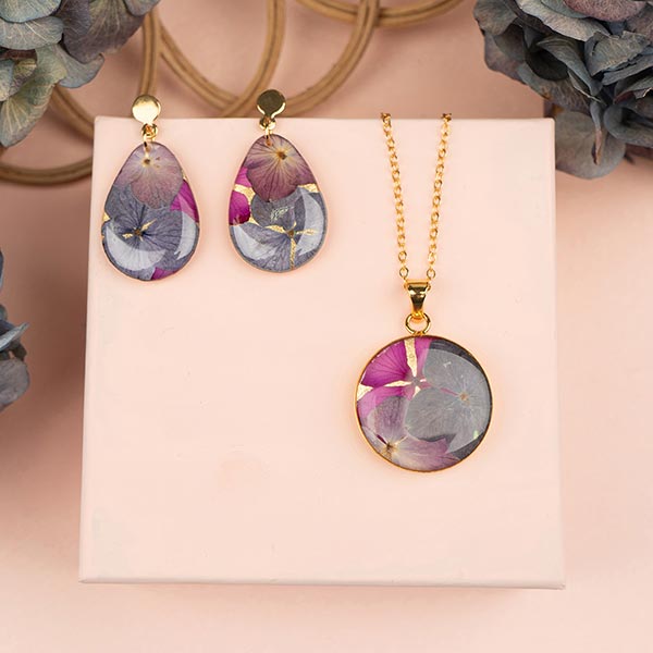 Ohrringe Drop BLÜTEN Violett Töne, vergoldet / CONTIGO Fairtrade Onlineshop