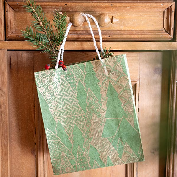Geschenktüte M WEIHNACHTSWALD, grün-gold, Loktapapier / CONTIGO Fairtrade Onlineshop
