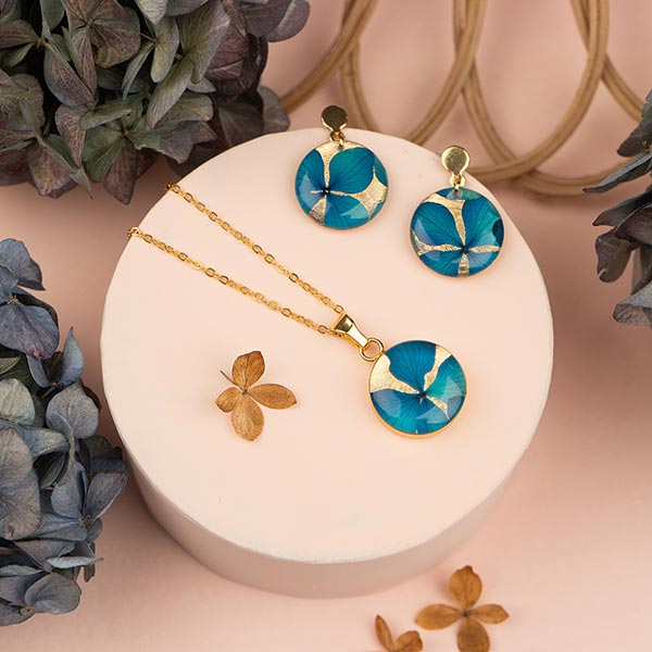 Ohrringe rund BLÜTEN blau, vergoldet / CONTIGO Fairtrade Onlineshop