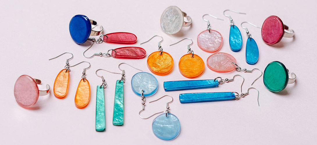 Fair Trade Capizschmuck kaufen Fair Trade Capiz-Schmuck aus Muscheln kaufen: Nachhaltiger bunter Sommerschmuck aus Naturmaterial, handgefertigt von CONTIGO Fairtrade Shop