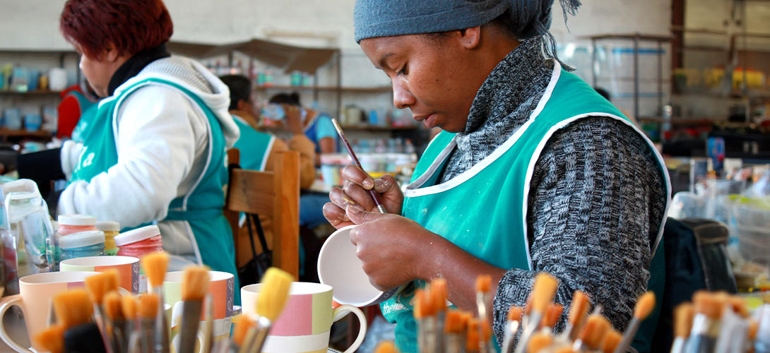 Handbemaltes Fair Trade Keramikgeschirr von Kapula aus Südafrika, bunte Kaffeebecher, Teller und Schalen von CONTIGO Fairtrade Shop