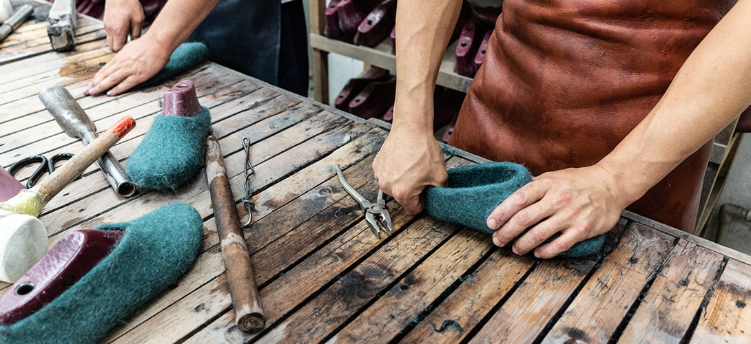 Fair Trade Hausschuhe kaufen Fair Trade Hausschuhe, handgefilzt, bequem und warm: Nachhaltige Pantoffeln, handmade von CONTIGO Fairtrade Shop