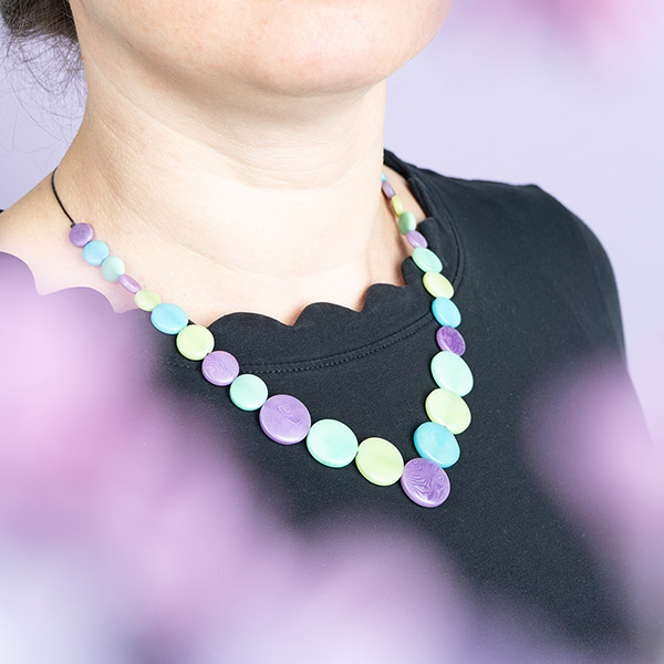 Halskette V-Shape Confetti grün violett, Tagua / CONTIGO Fairtrade Onlineshop