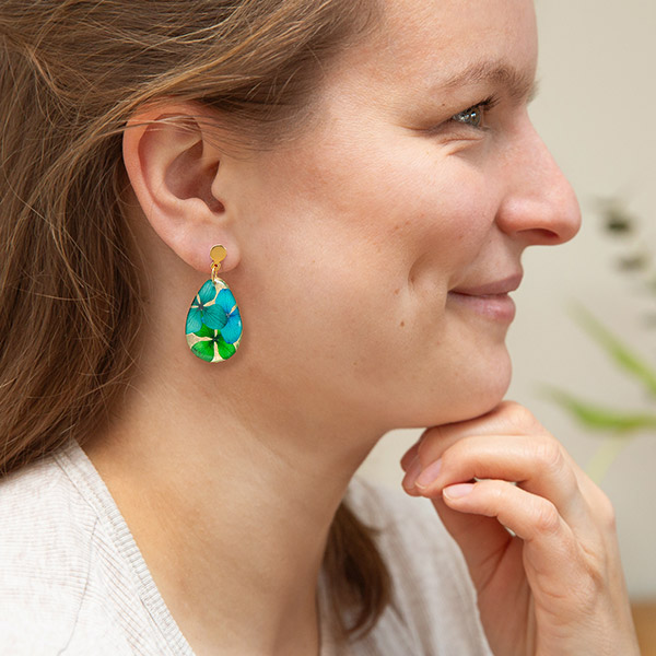Ohrringe Drop BLÜTEN Grüntöne, vergoldet / CONTIGO Fairtrade Onlineshop