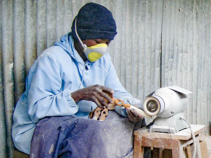 Fair Trade Holzwaren aus Kenia: Schalen und Salatbestecke aus gebatikten Knochen und Olivenholz von Asango - CONTIGO Fairtrade Shop