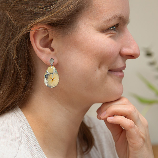 Ohrringe Drop BLÜTEN weiß flieder, Edelstahl / CONTIGO Fairtrade Onlineshop